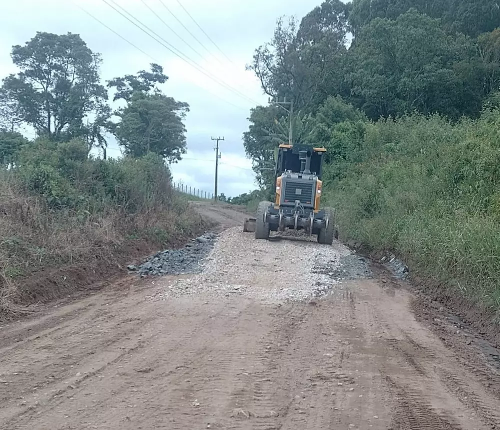 Prefeitura de Rio Negro realiza aprimoramentos nas estradas